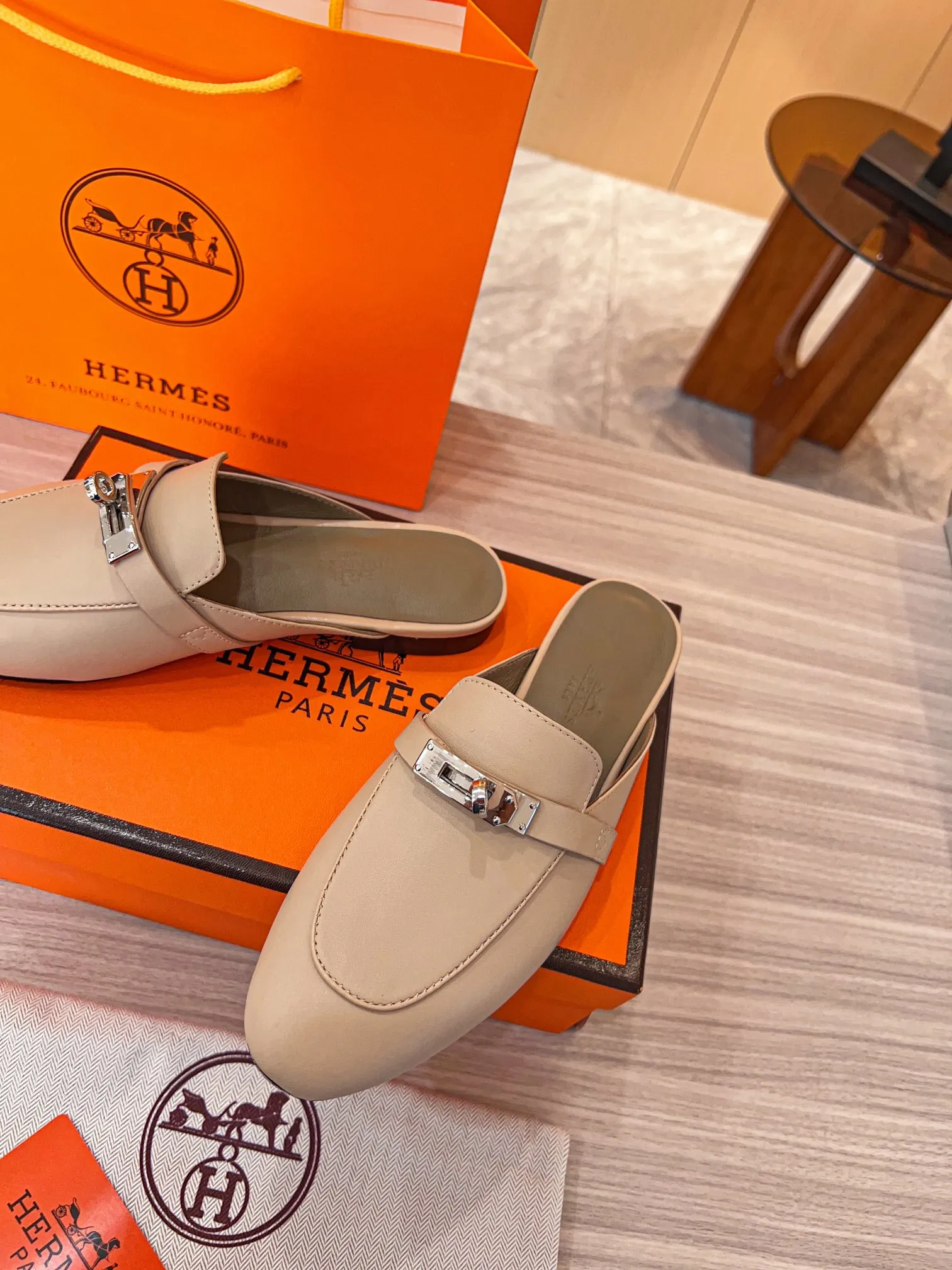 👟👟Ex-factory price 560👟👟 🐎2023 top product Hermes new genuine handmade shoes, purely handmade, a must-collect item! The perfect holiday accessory! Our pursuit of quality products is always the best! Don't give in! Comfort and originality, not following trends, and not deliberately expressing oneself are the consistent pursuits of Hermes and its fans! [Material] ✅Upper: Hermers original calfskin ✅Foot pads: Made of imported original fabric 5D color printed pads ✅Outsole: Italian genuine leather outsole (pursuing top walking comfort) [Number of codes] 34-42 [Packaging] Comes with a full set of original packaging, code 35-42